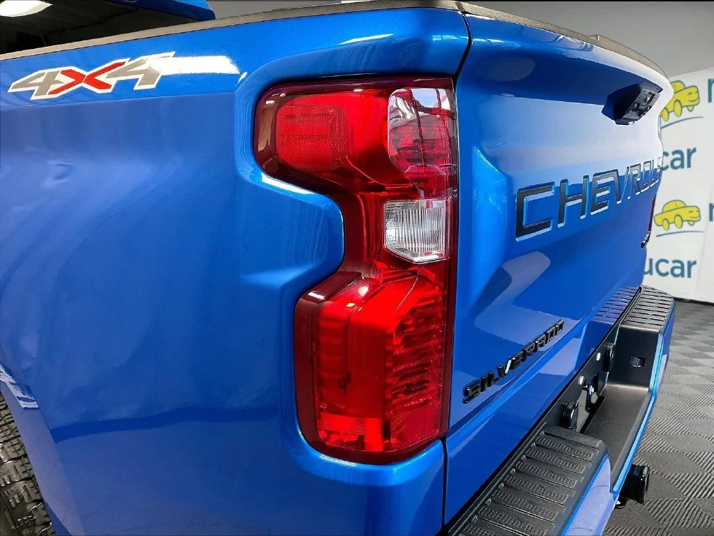 Used 2023 Blue Chevrolet Custom image 34