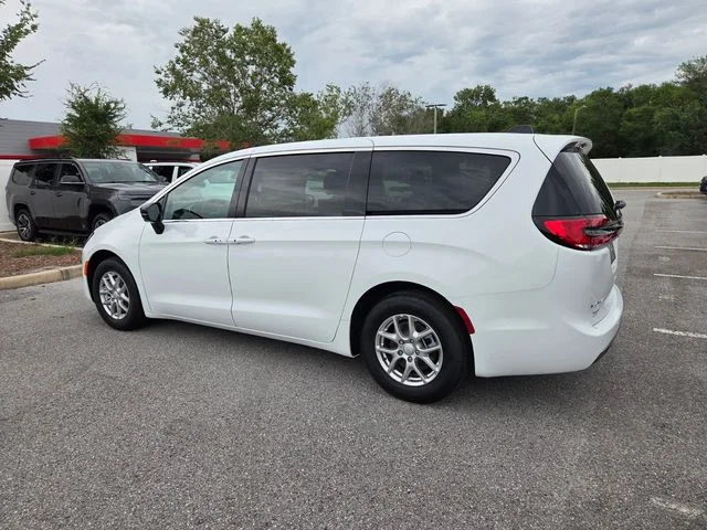 New 2027 Bright White Clear-Coat Exterior Paint Chrysler Select image 9