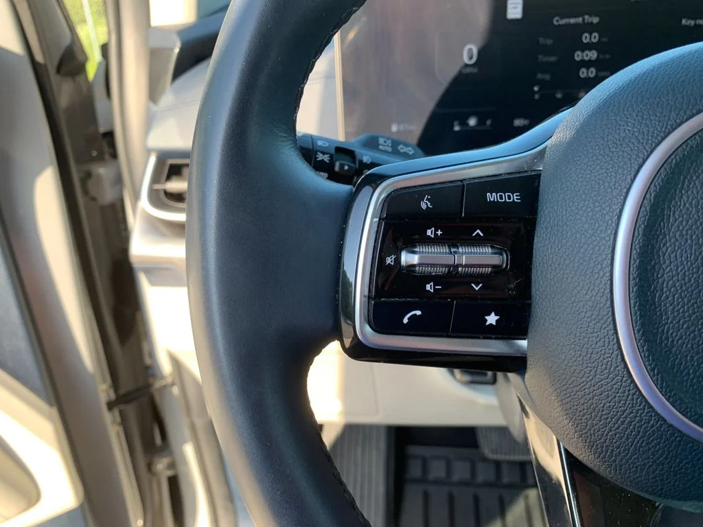 Used 2025 White Kia SX image 31