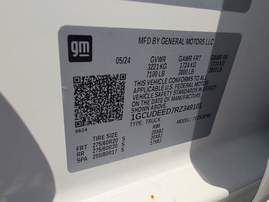 Used 2024 Summit White Chevrolet RST image 32