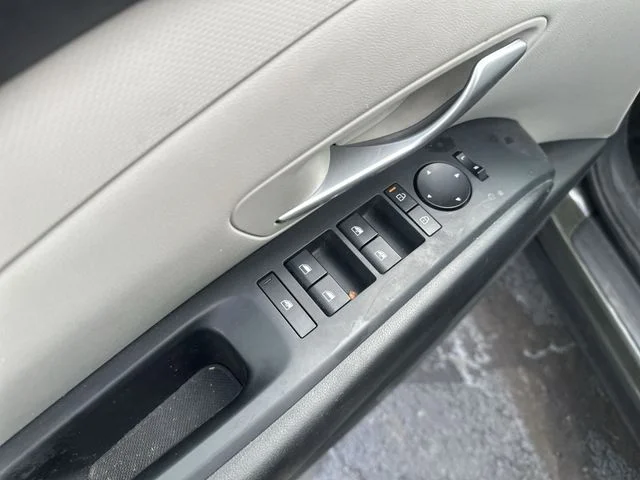 Used 2025 Green Hyundai SEL image 17