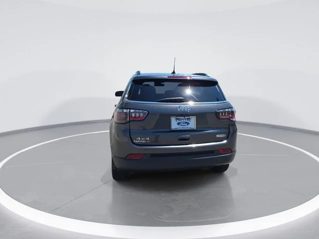 Used 2022 Gray Jeep Latitude Lux image 7