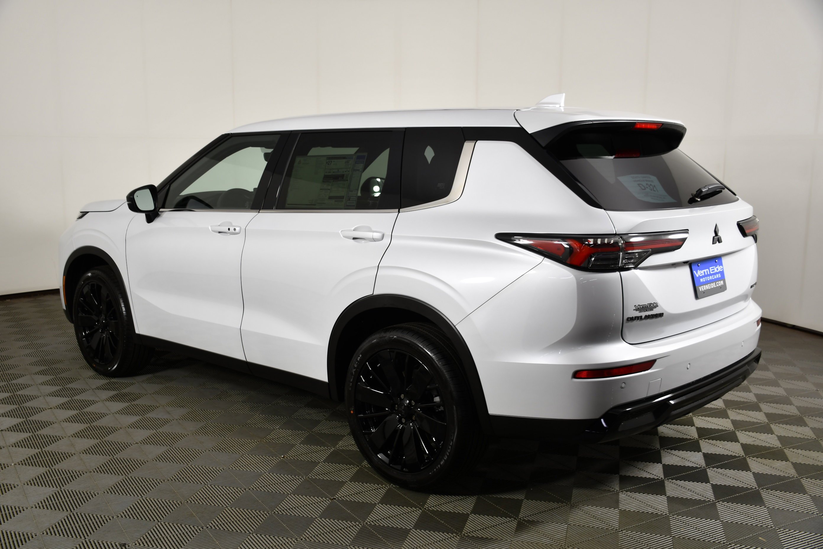 New 2026 White Diamond Mitsubishi LE image 8