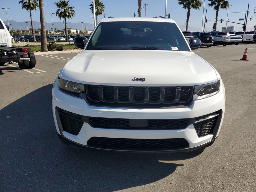 New 2026 Bright White Clear-Coat Exterior Paint Jeep Altitude image 9