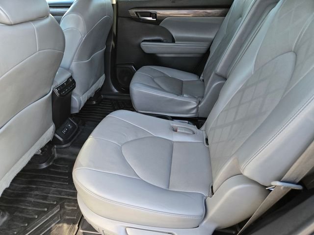 Used 2022 Silver Toyota Platinum image 12