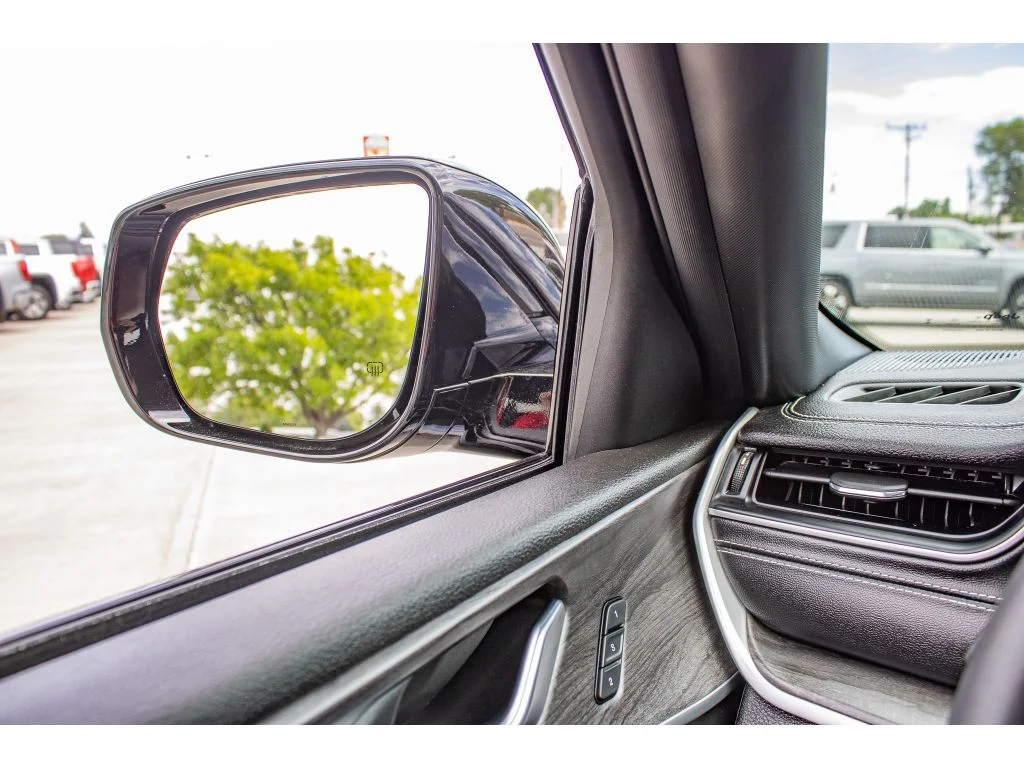 Used 2024 Diamond Black Crystal Pearlcoat Jeep Limited image 37