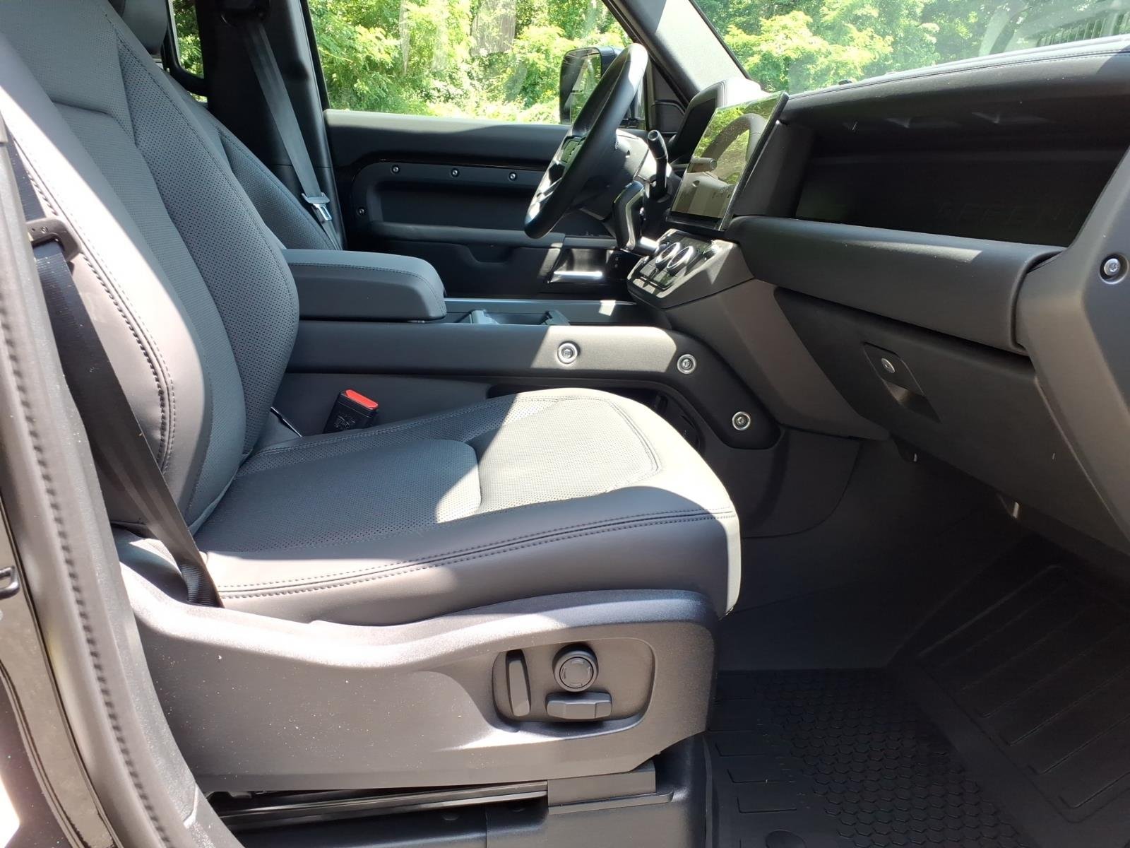 New 2026 Santorini Black Land Rover 110 X-Dynamic SE image 3