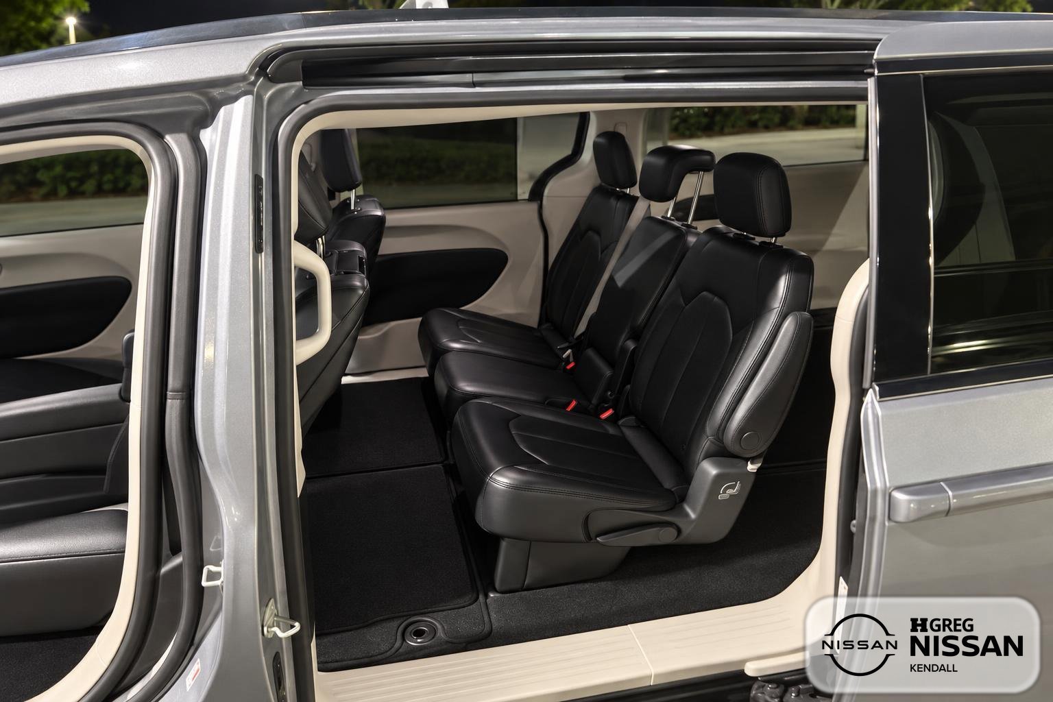 Used 2019 Silver Chrysler Touring L Plus image 8