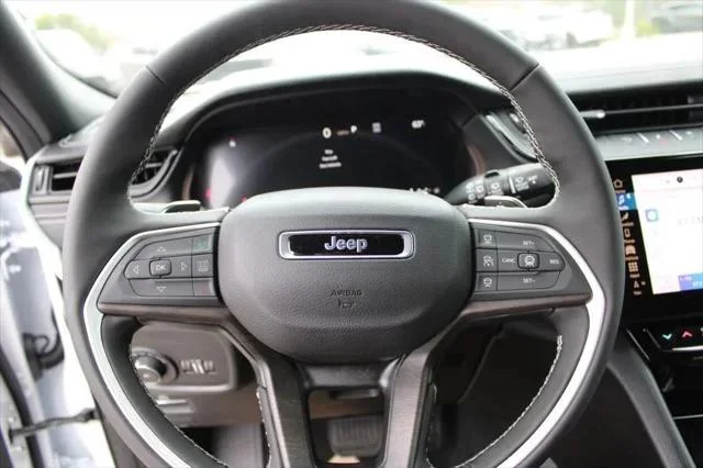 New 2026 Bright White Clear-Coat Exterior Paint Jeep Limited image 30
