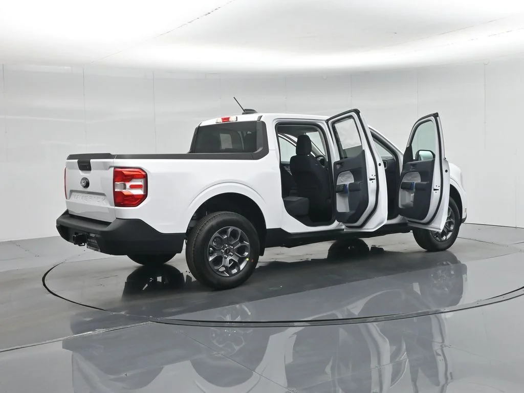 New 2026 Oxford White Ford XLT image 5