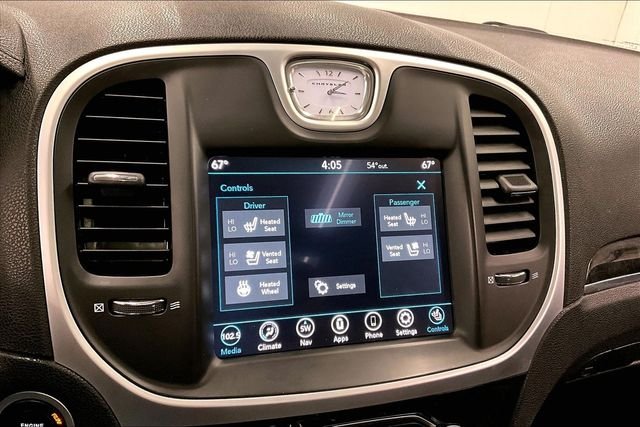 2023 Chrysler 300 Touring L - Photo 32