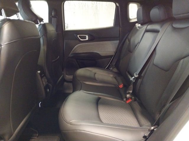New 2026 Diamond Black Crystal Pearl-Coat Exterior Paint Jeep Latitude image 8
