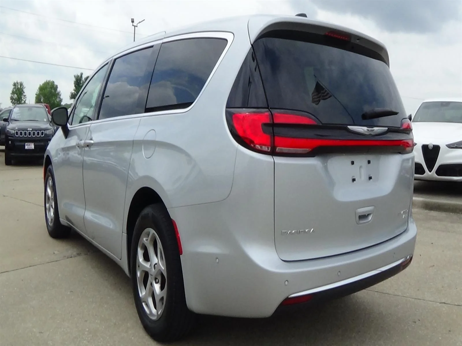 Used 2024 Silver Mist Clear Coat (pse) Chrysler Limited image 8