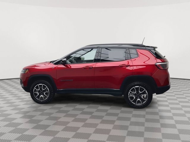 Used 2025 Red Hot Pearlcoat Jeep Trailhawk image 32