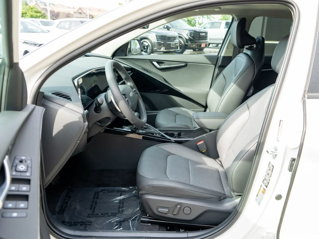 New 2026 Snow White Pearl Kia SX image 11