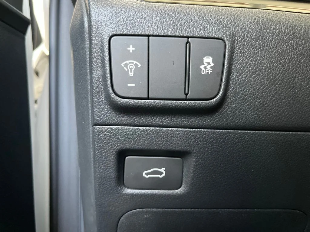 Used 2025 White Kia GT-Line image 13