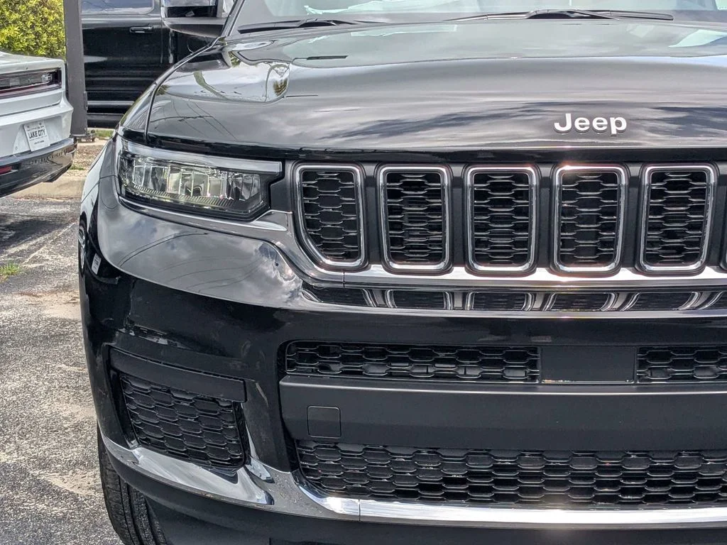 New 2026 Diamond Black Crystal Pearlcoat Jeep Laredo image 10