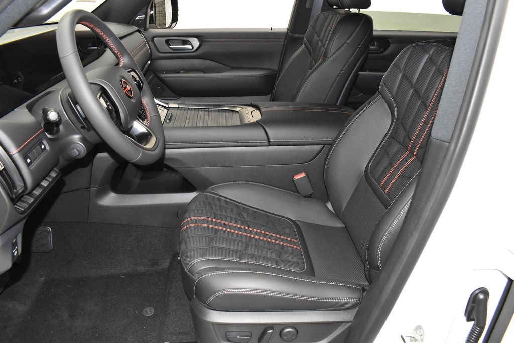 New 2026 Aspen White TriCoat / Super Black Two-tone Nissan PRO-4X® image 13