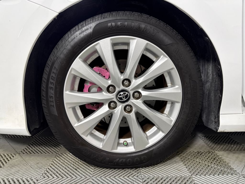 2019 Toyota Camry LE - Photo 18