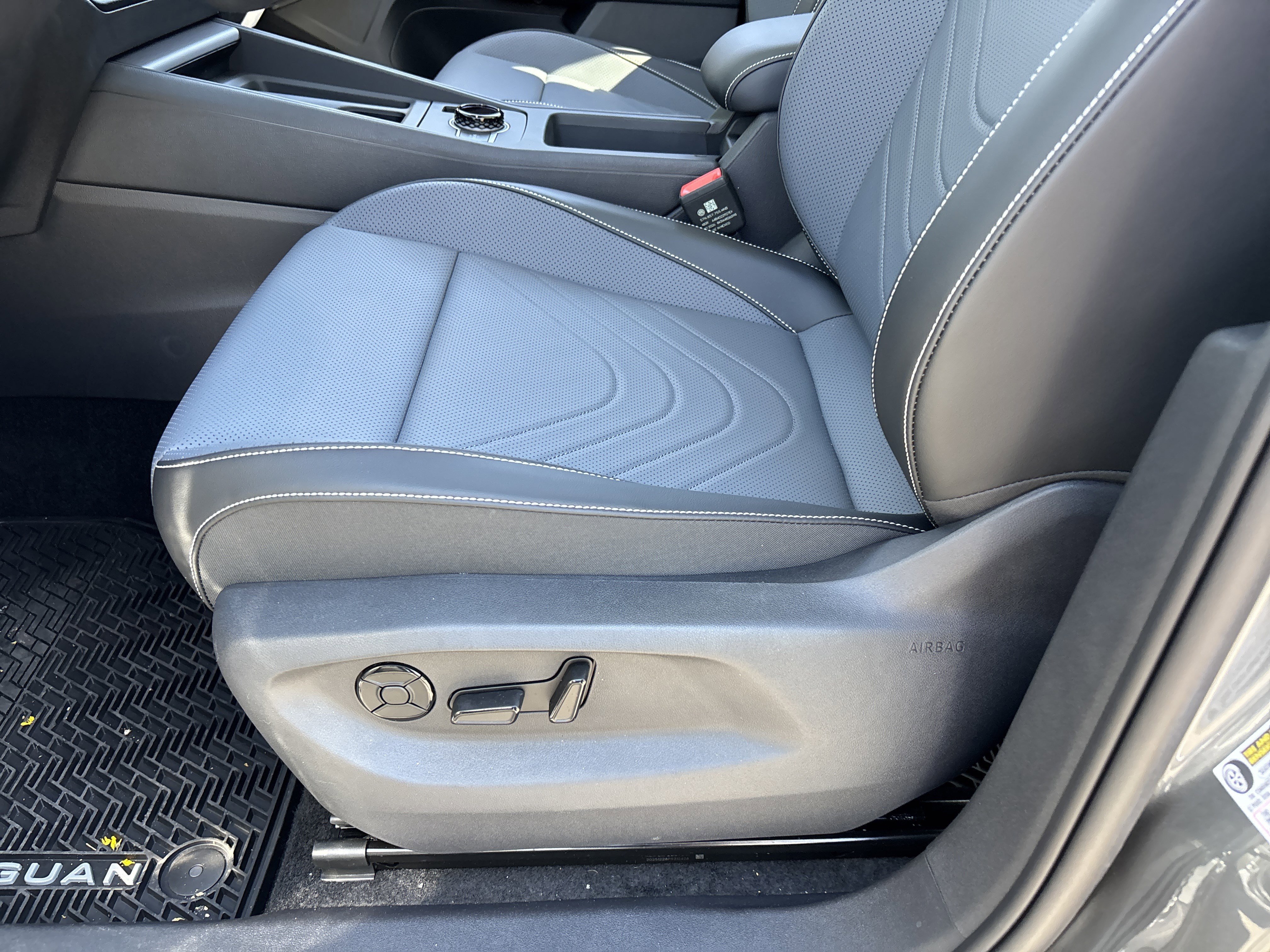 New 2026 Platinum Gray Metallic Volkswagen SE image 17