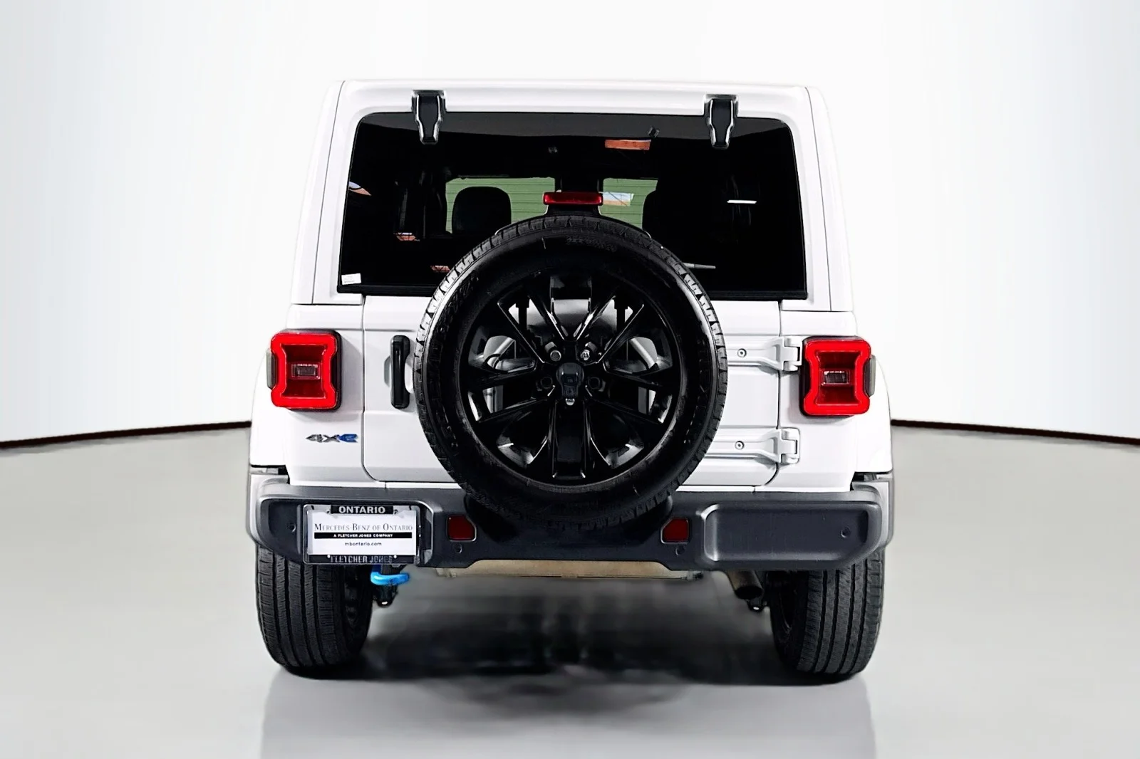 Used 2024 BRIGHT WHITE Jeep Sahara image 3