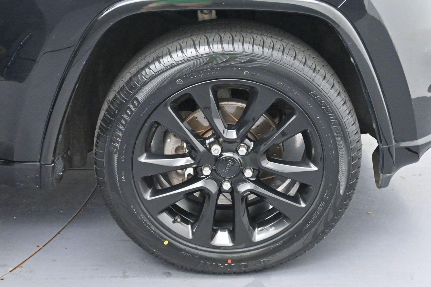 Used 2017 Diamond Black Crystal Pearlcoat Jeep Altitude image 32