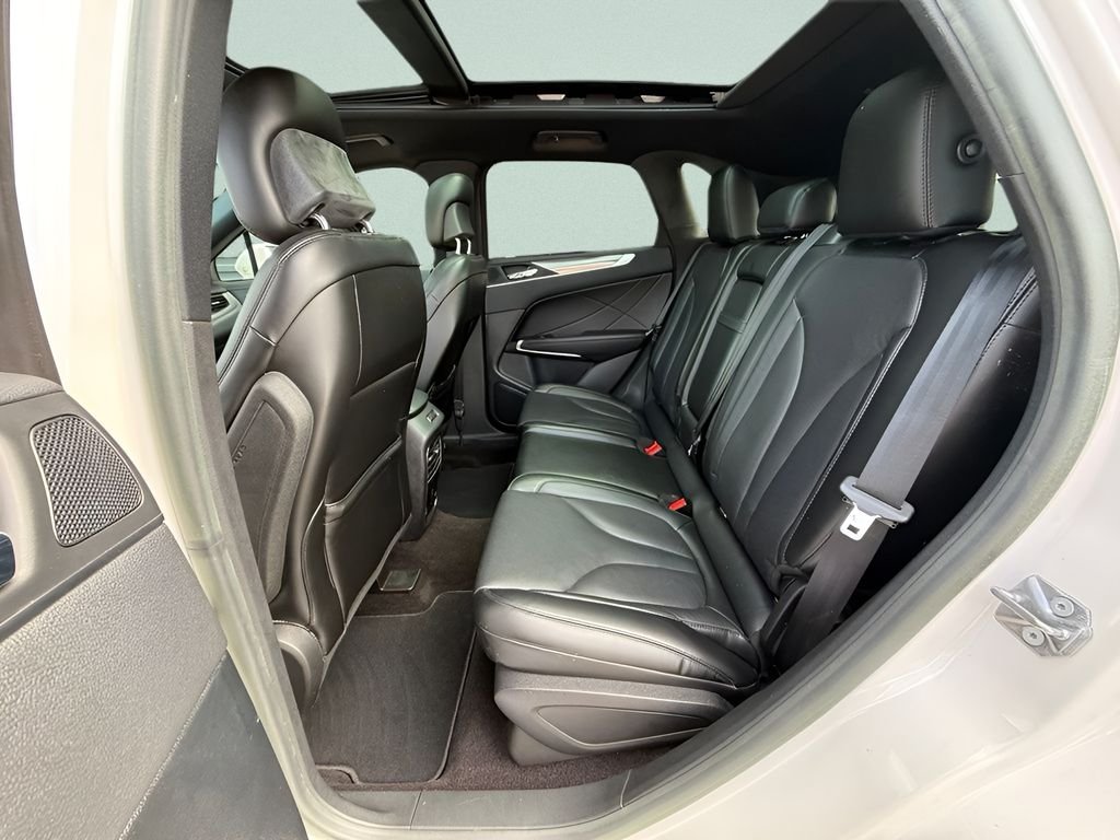 Used 2019 White Lincoln Reserve image 22