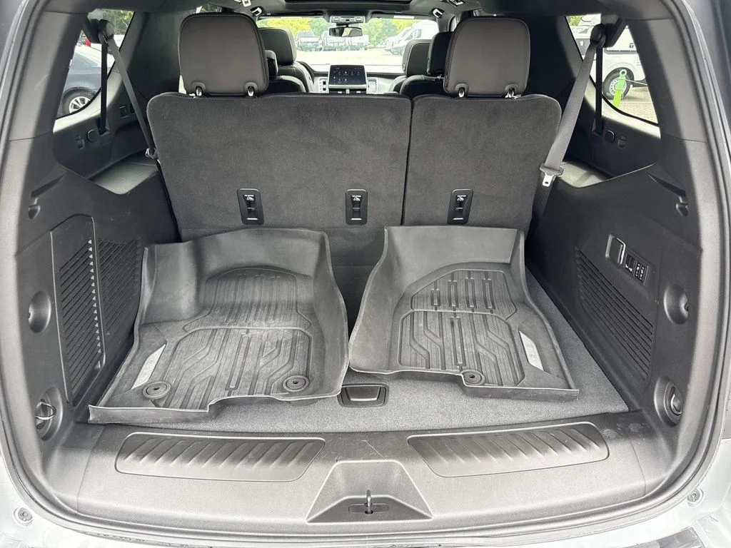 Used 2023 Silver GMC SLT image 27