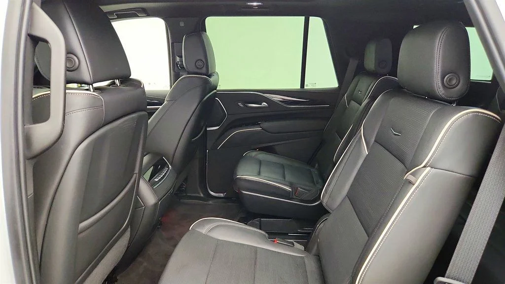 Used 2022 Crystal White Tricoat Cadillac Sport 4WD w/ Touring Pkg & Sport Performance Pkg image 23