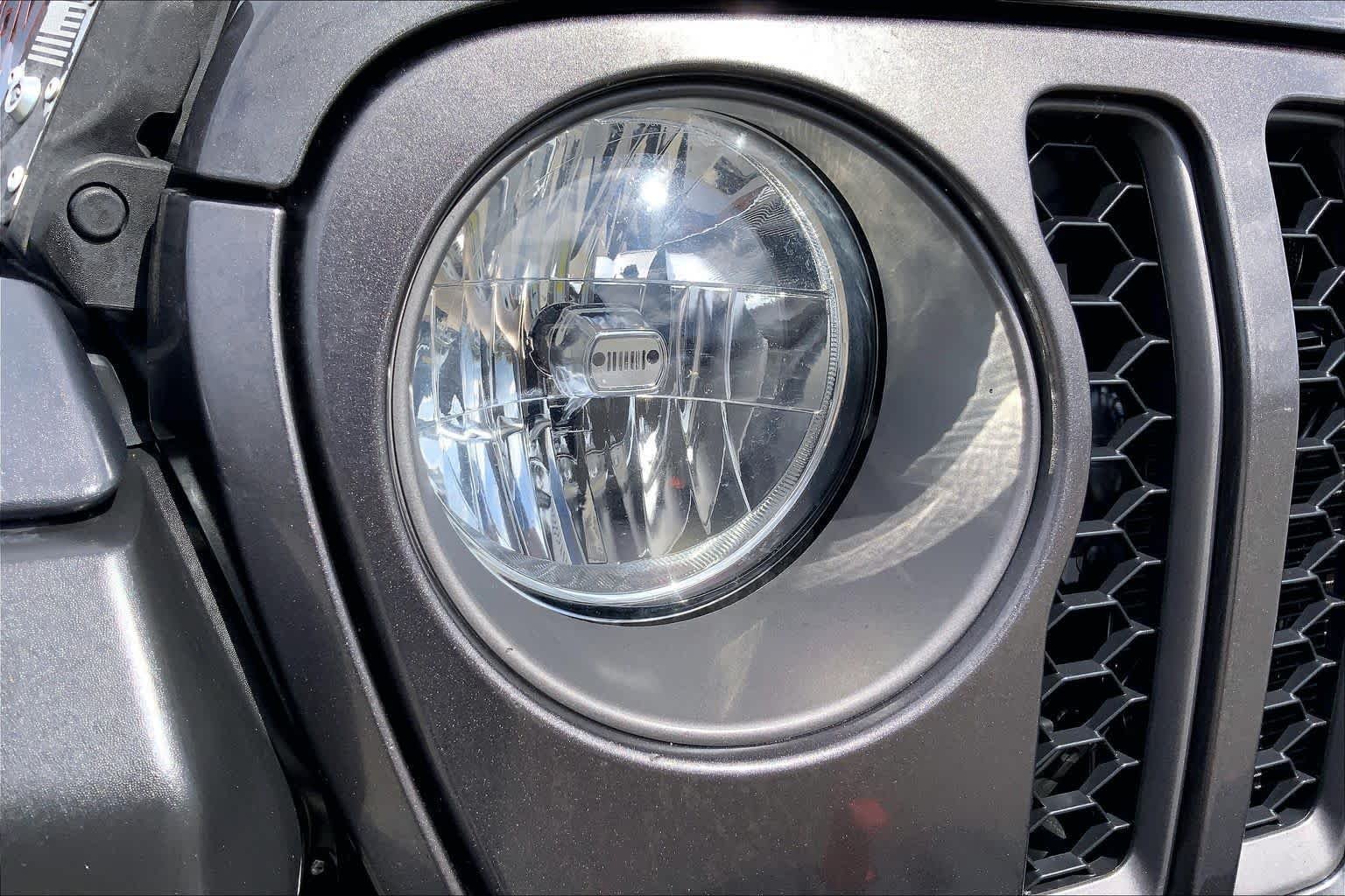 Used 2022 Granite Crystal Metallic Clearcoat Jeep Mojave image 27