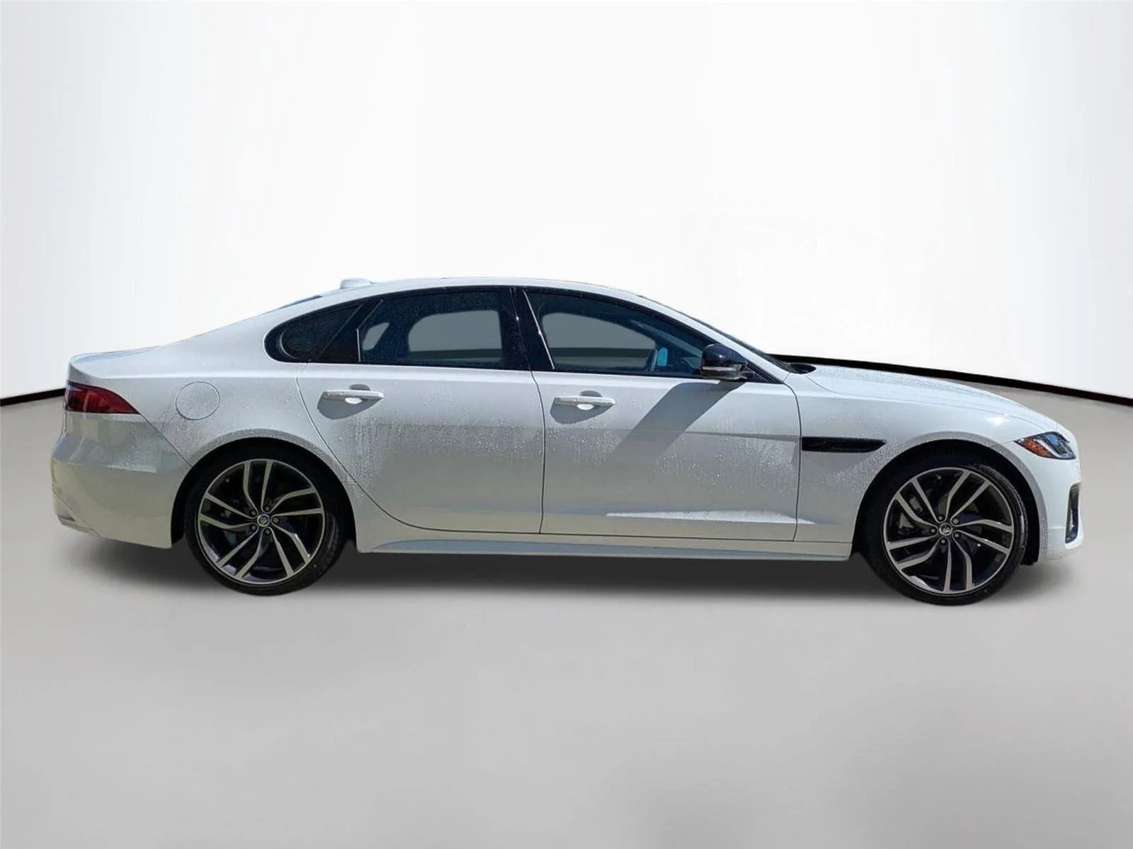 Used 2024 Fuji White Jaguar R-Dynamic SE image 4