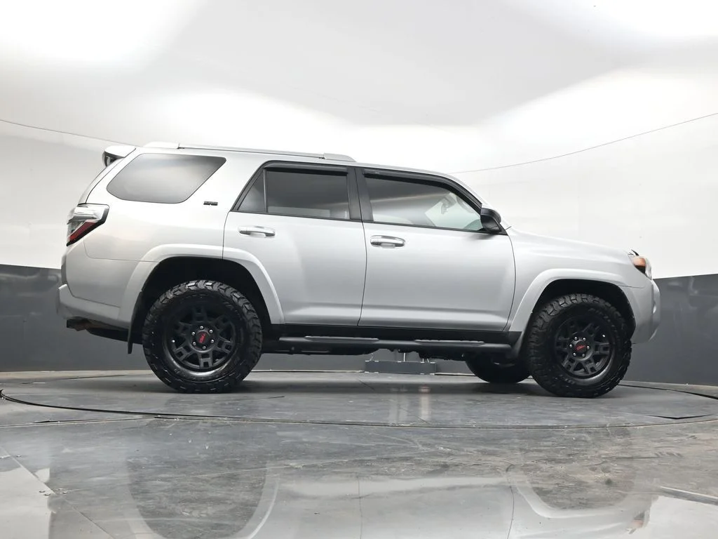Used 2017 Classic Silver Metallic Toyota SR5 image 34