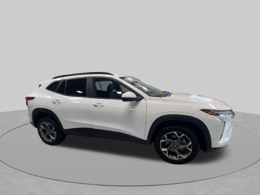 2025 Chevrolet Trax LT - Photo 2