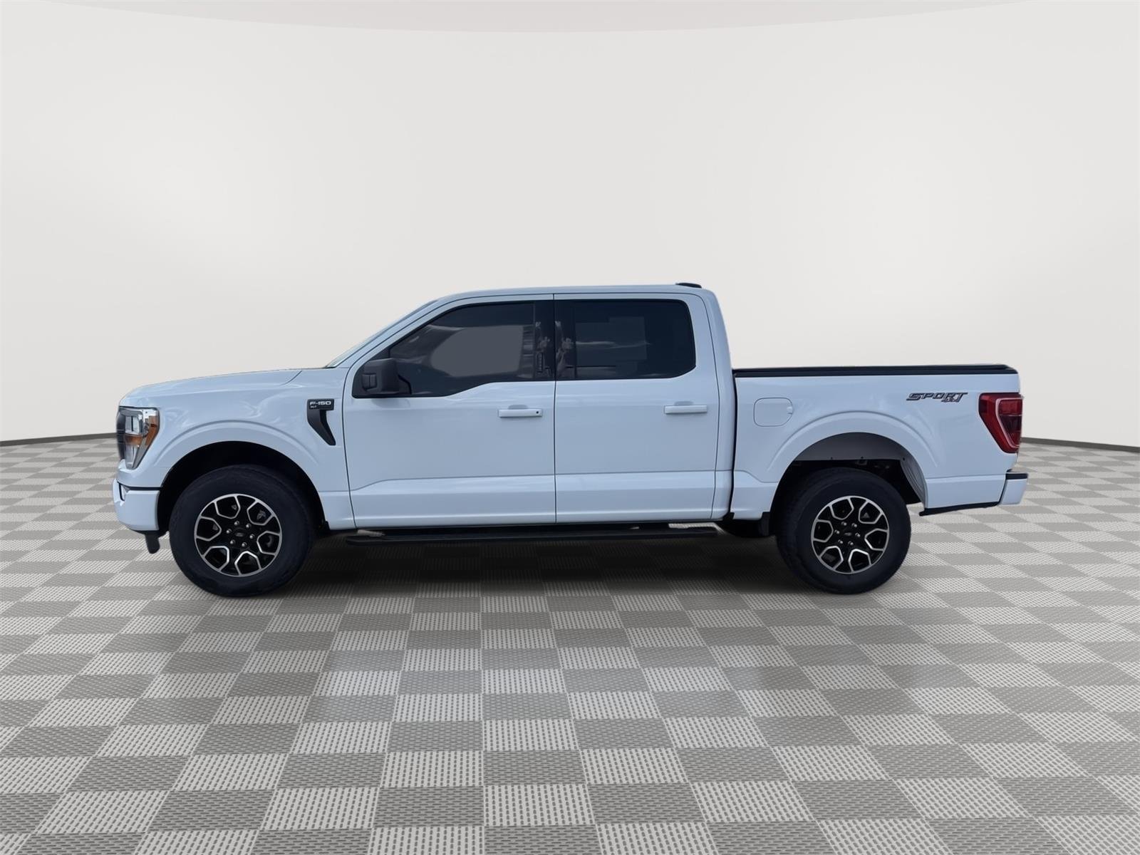 Certified Used 2022 Oxford White Ford XLT image 4