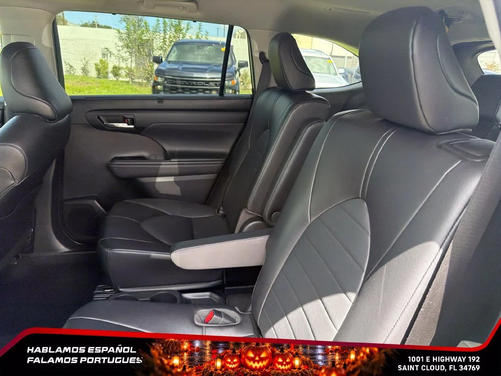 Used 2022 Silver Toyota XLE image 28