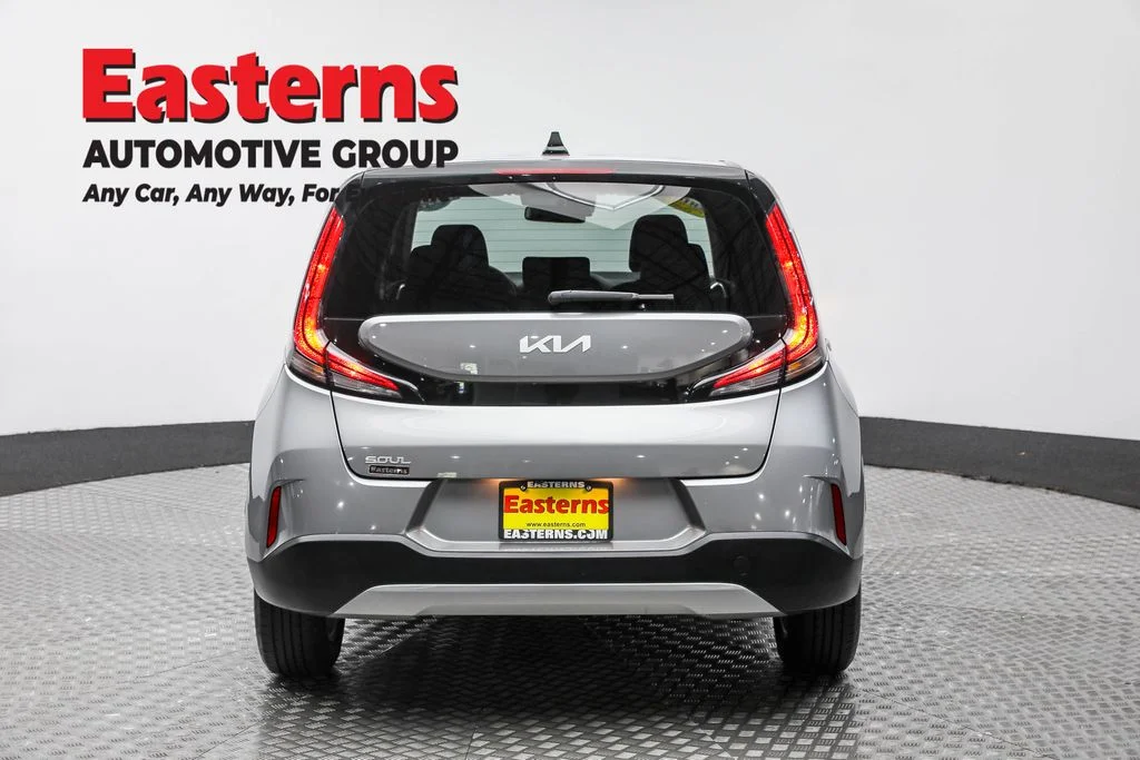 Used 2023  Kia LX image 6