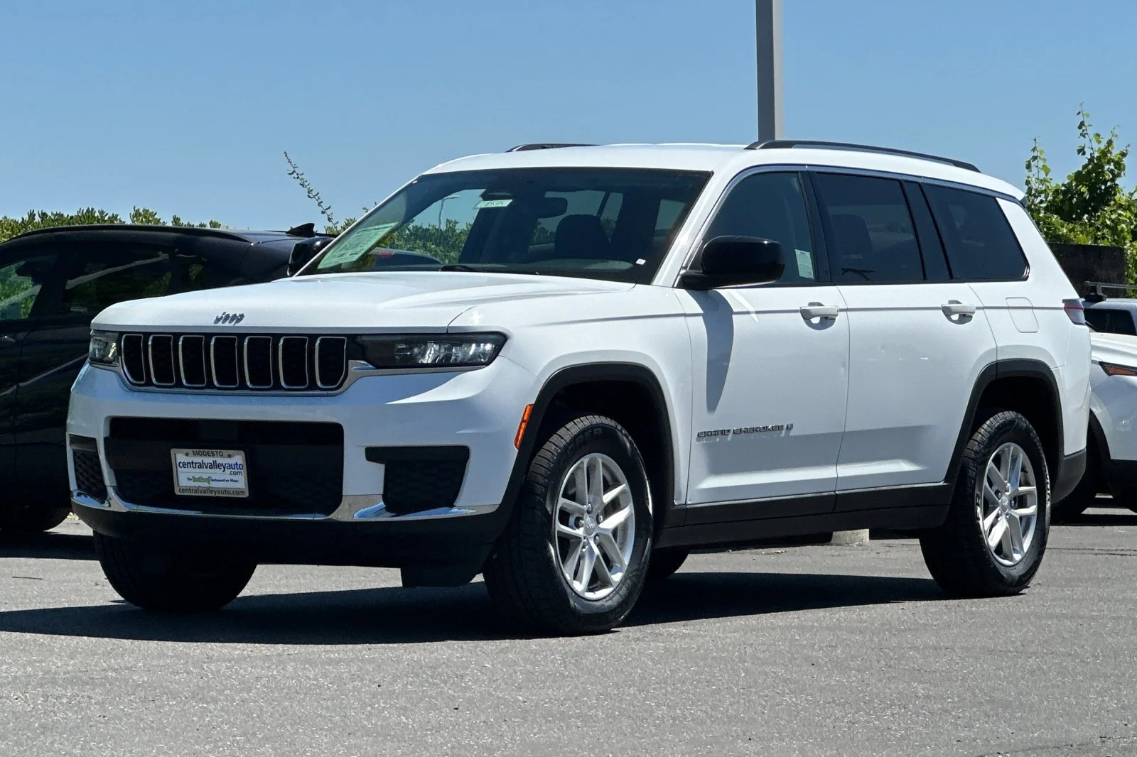Used 2023 Bright White Clearcoat Jeep Laredo image 8
