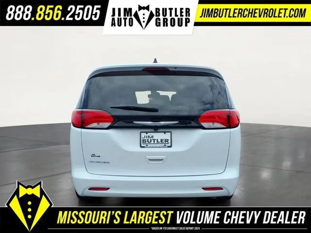 Used 2023  Chrysler LX image 25