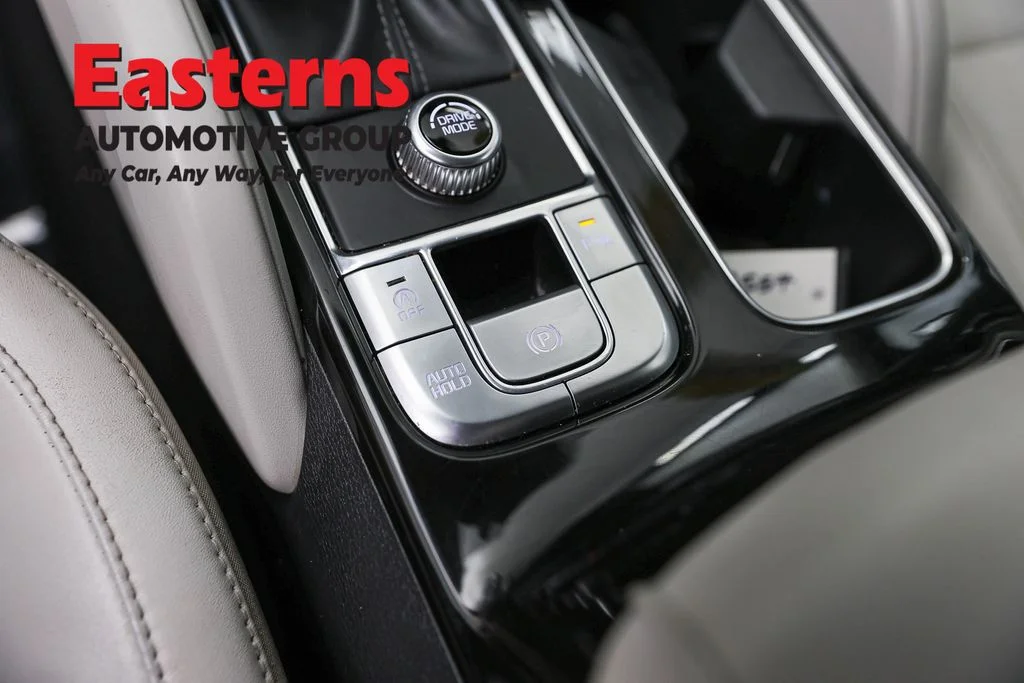 Used 2023 White Kia S image 22