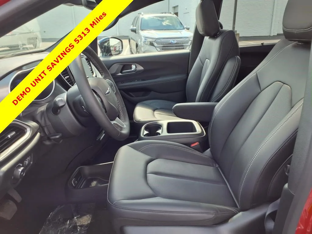 2026 Chrysler Pacifica Select - Photo 13