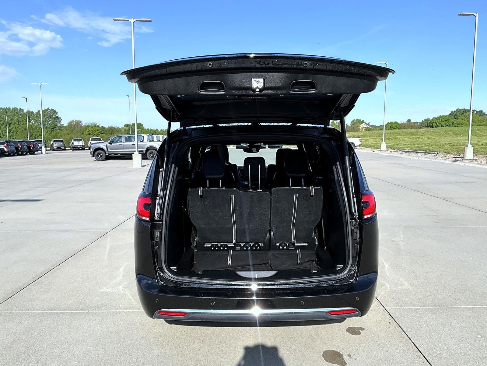 Used 2025 Diamond Black Chrysler Select image 21
