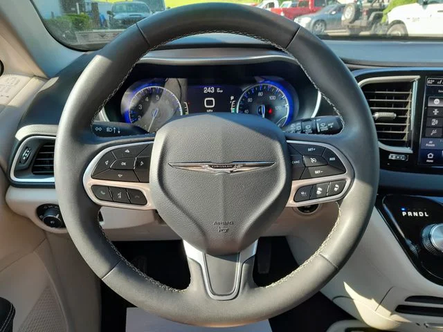 Used 2023 Black Chrysler Touring L image 13