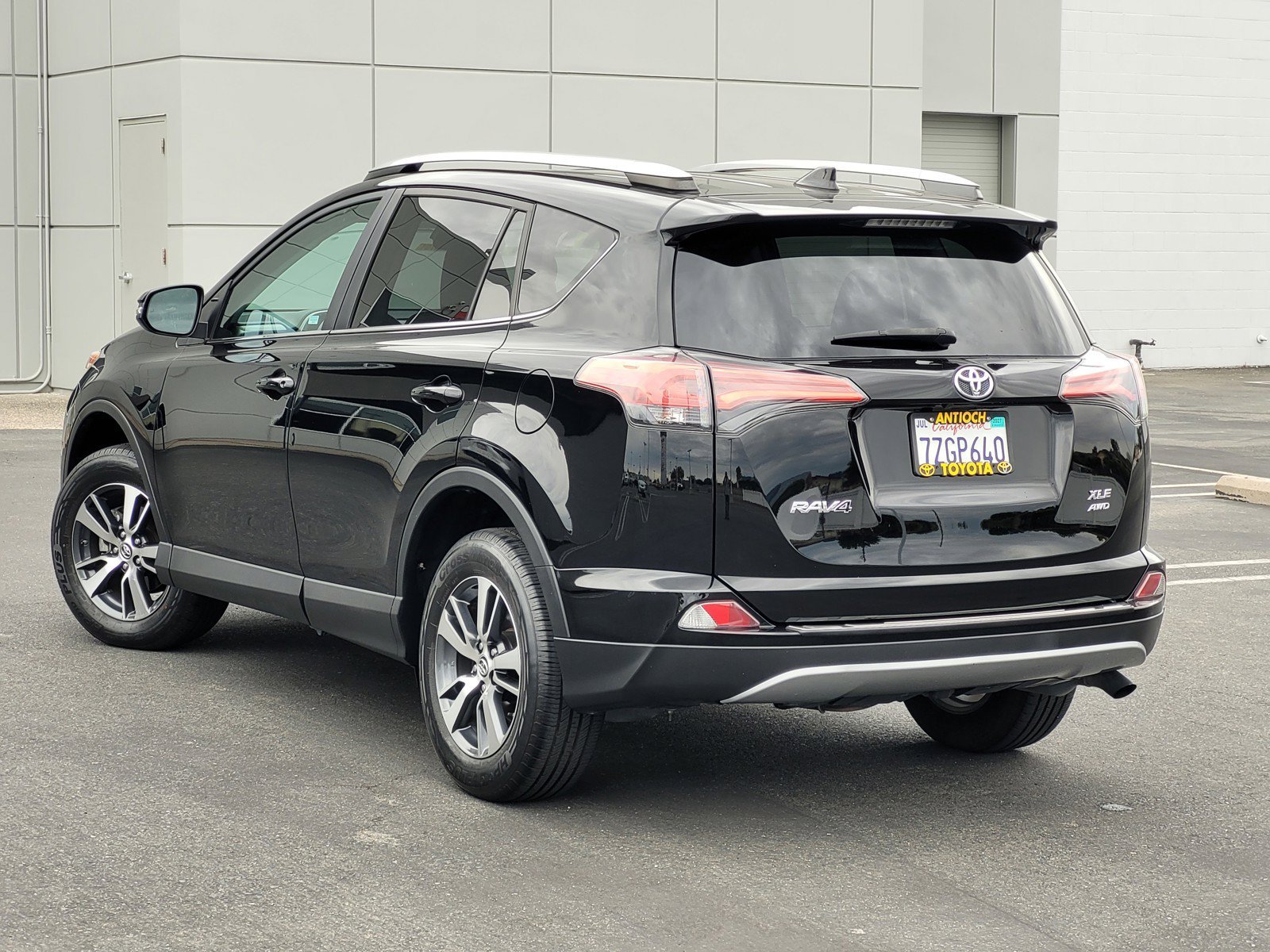 Used 2017  Toyota XLE image 6