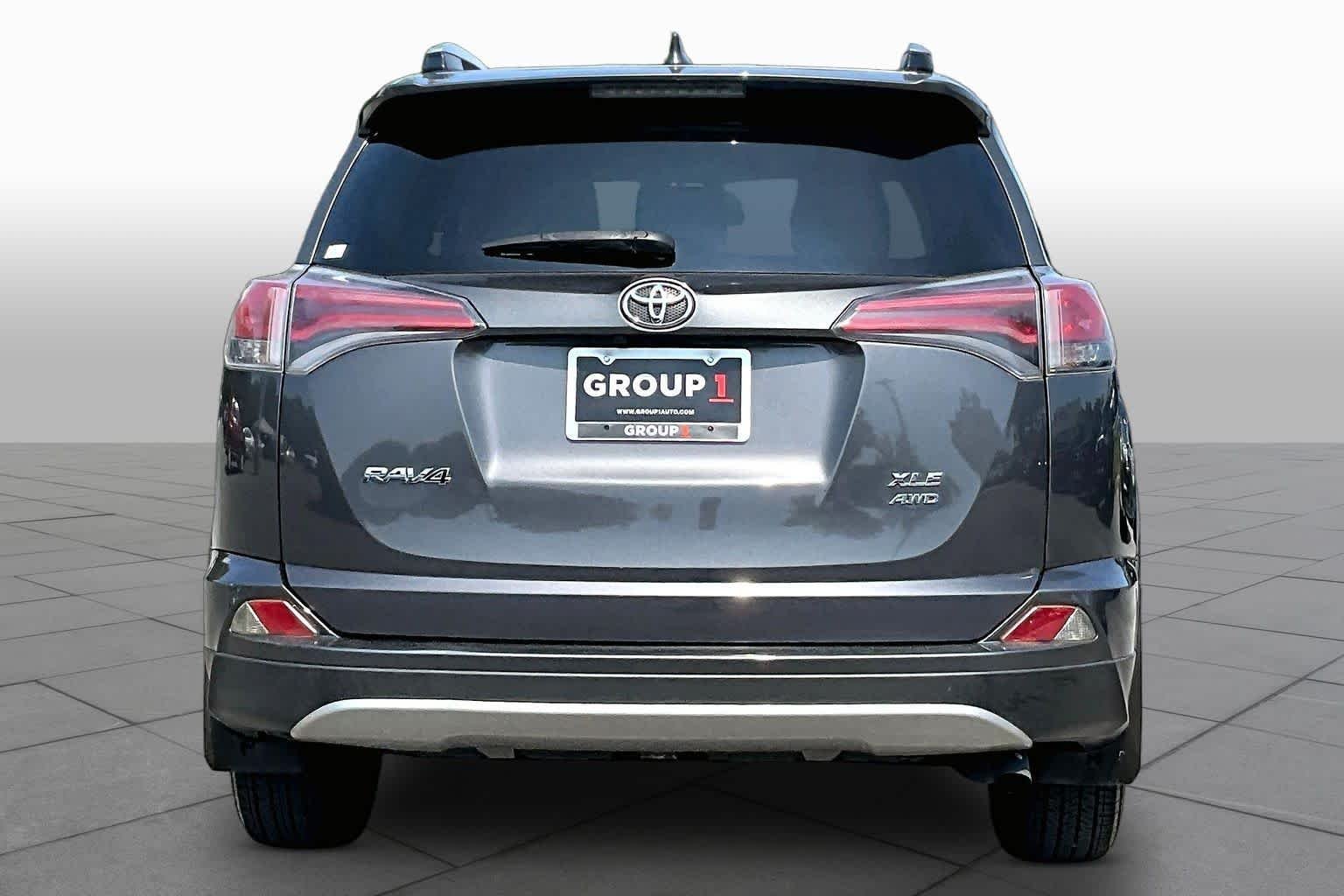 Used 2016 Magnetic Gray Metallic Toyota XLE image 5