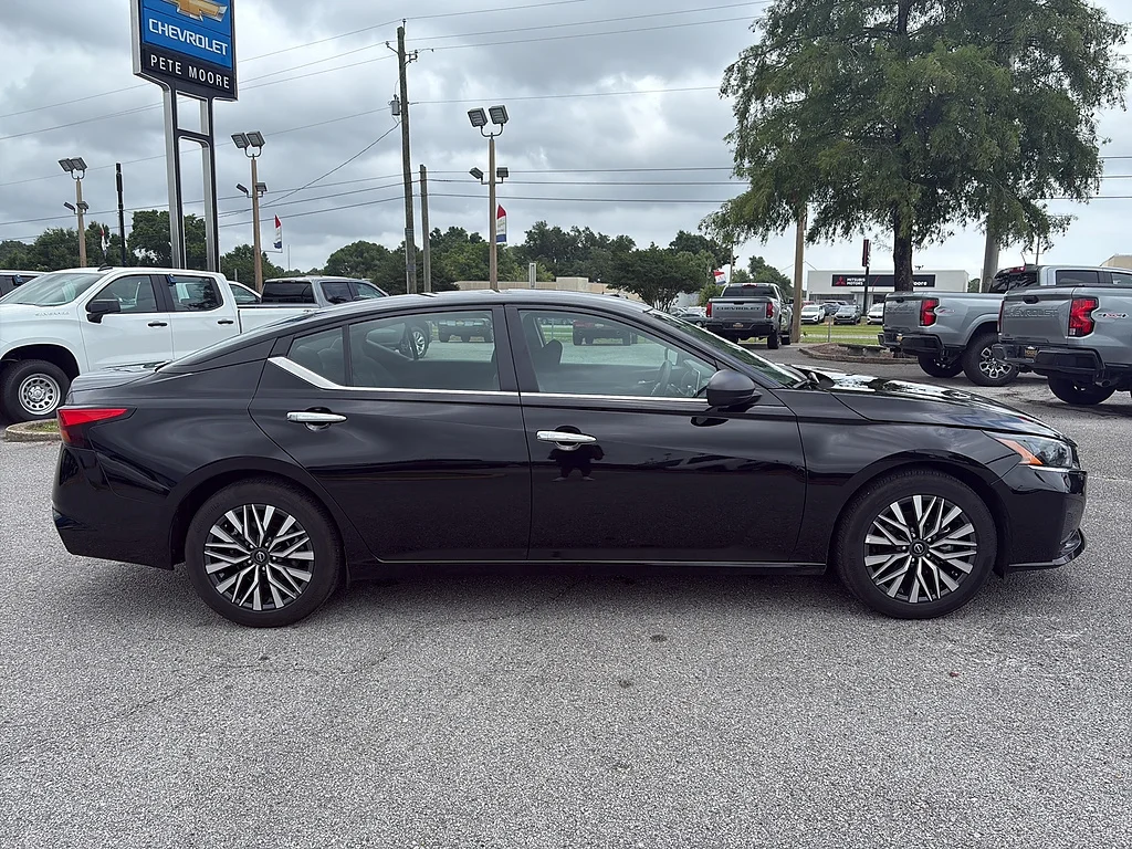 Used 2025 Super Black Nissan  image 4