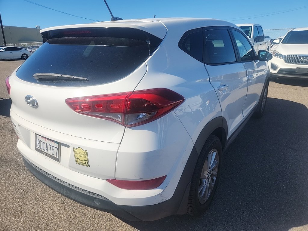 Used 2017 Winter White Hyundai SE image 12