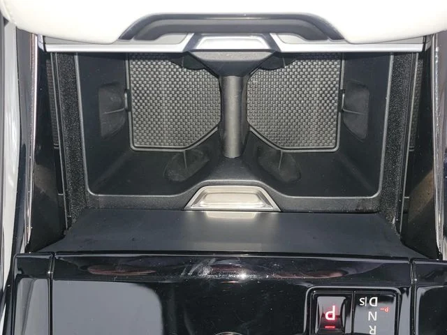Used 2024  Land Rover SE image 22