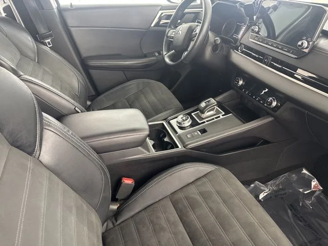 Used 2023  Mitsubishi SE image 21