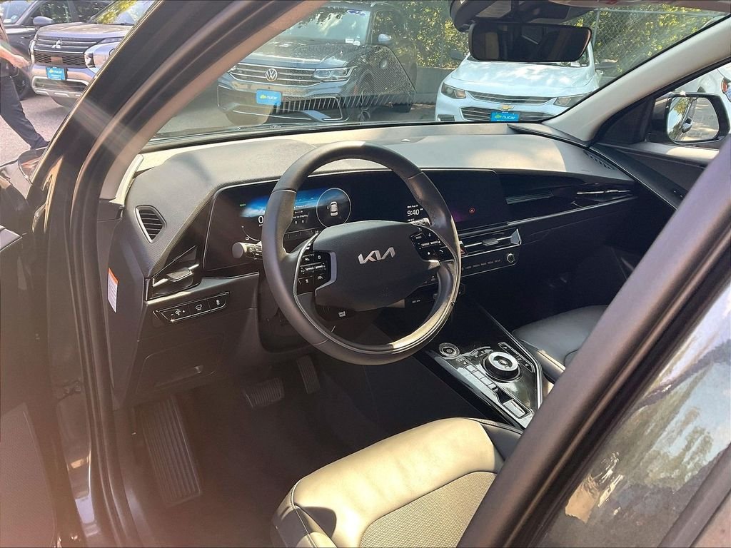 Used 2023 Gray Kia Wind image 8