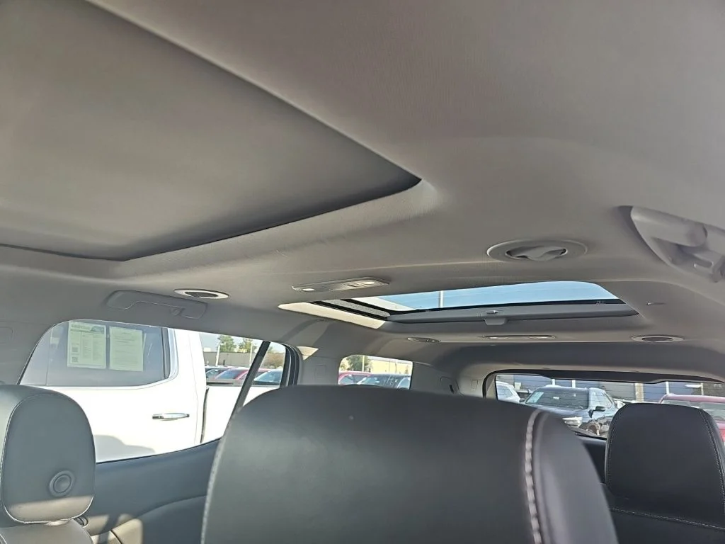 Used 2023 White GMC SLT image 4